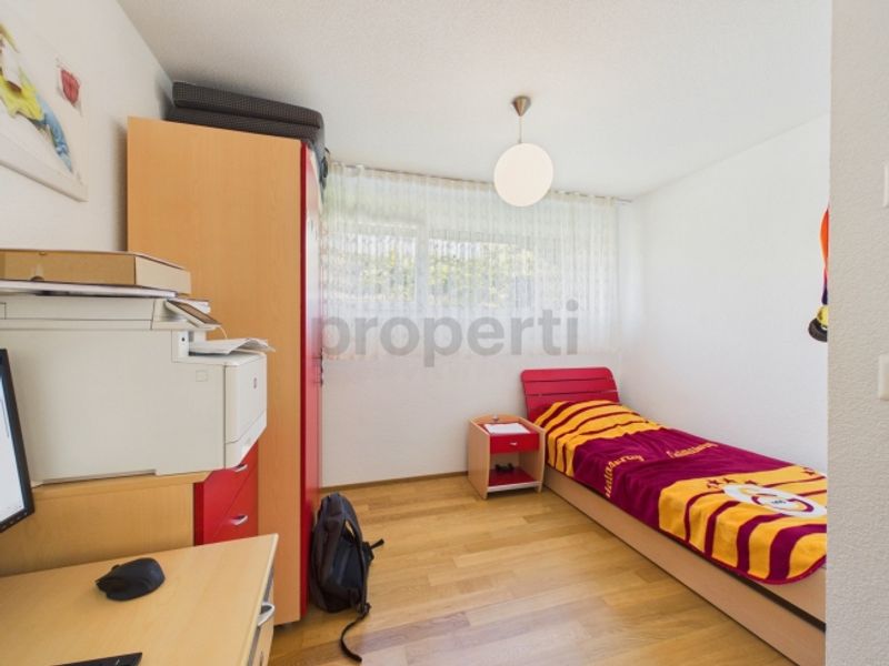 Vier Schlafzimmer, Bodenheizung, Einstellhallenplatz und zwei moderne Bäder - 8