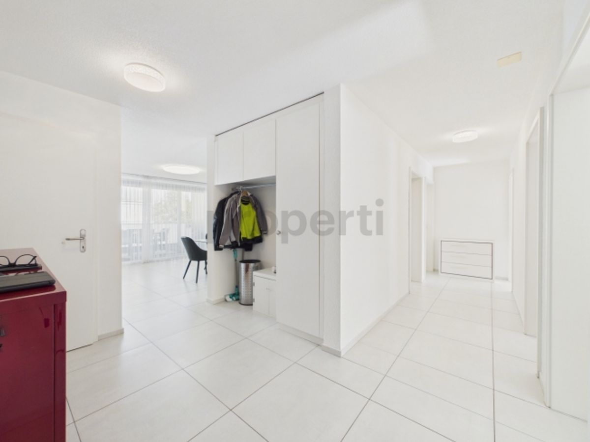 Vier Schlafzimmer, Bodenheizung, Einstellhallenplatz und zwei moderne Bäder - 8
