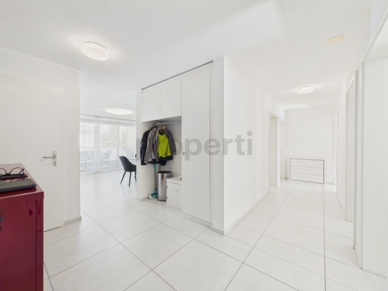 Vier Schlafzimmer, Bodenheizung, Einstellhallenplatz und zwei moderne Bäder - 9