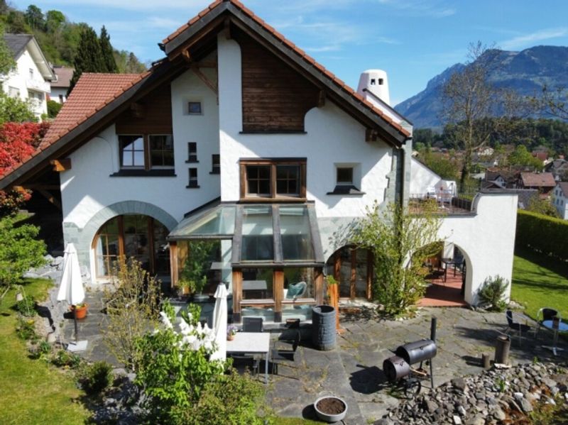 8 ½-Zi.-Einfamilienhaus mit 1 ½-Zi.-Wohnung an idyllischer Wohnlage mit herrlichem Weitblick - 1