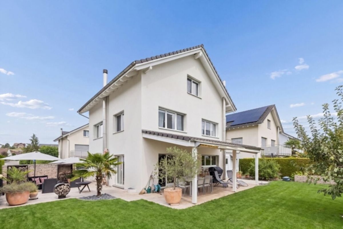 Familienfreundliches 6-Zimmer-Einfamilienhaus mit Garten - 0