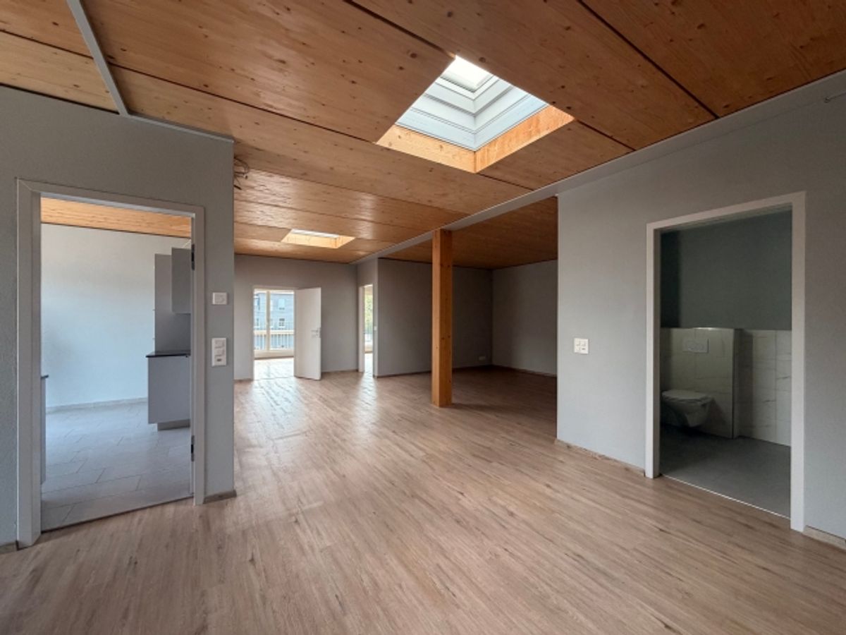 4.5-Zimmer Büro/Praxis mit Lift in Würenlos - 1
