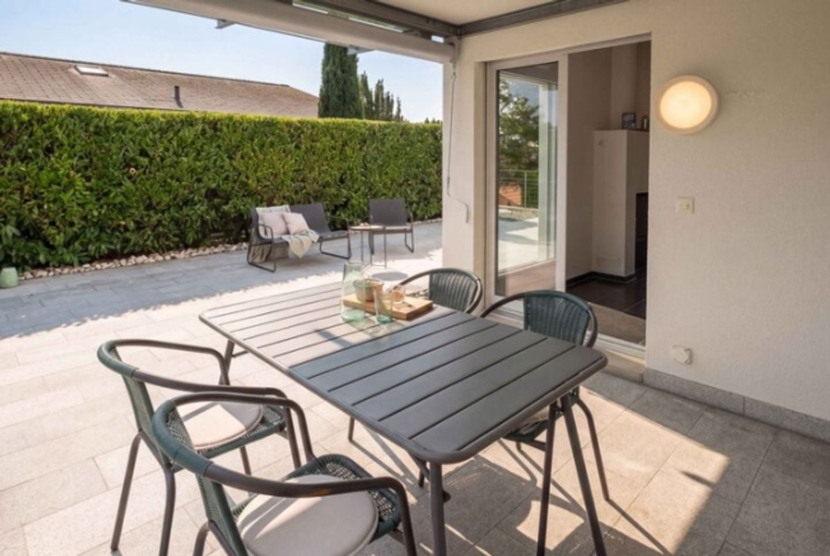 ERHOBEN MIT BLICK INS GRÜNE - GEDIEGENES 6.5 ZIMMER EINFAMILIENHAUS - 6