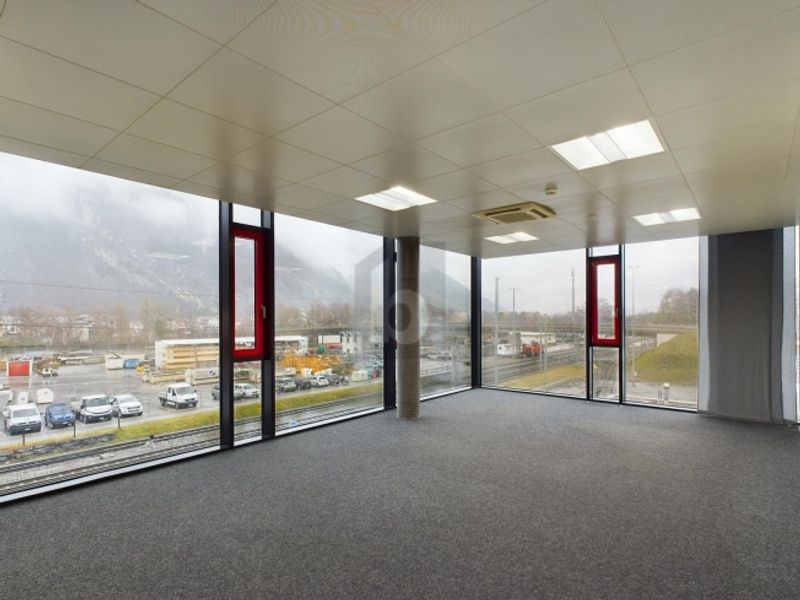 MODERNE, HELLE RÄUMLICHKEITEN - 1