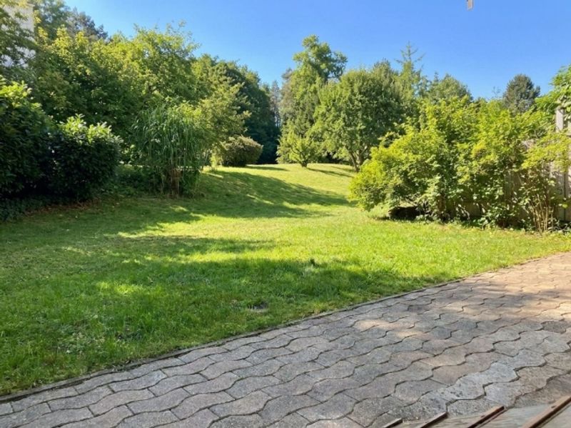 Grosszügige 2.5-Zimmer-Gartenwohnung mit Cheminée in Andelfingen - 1