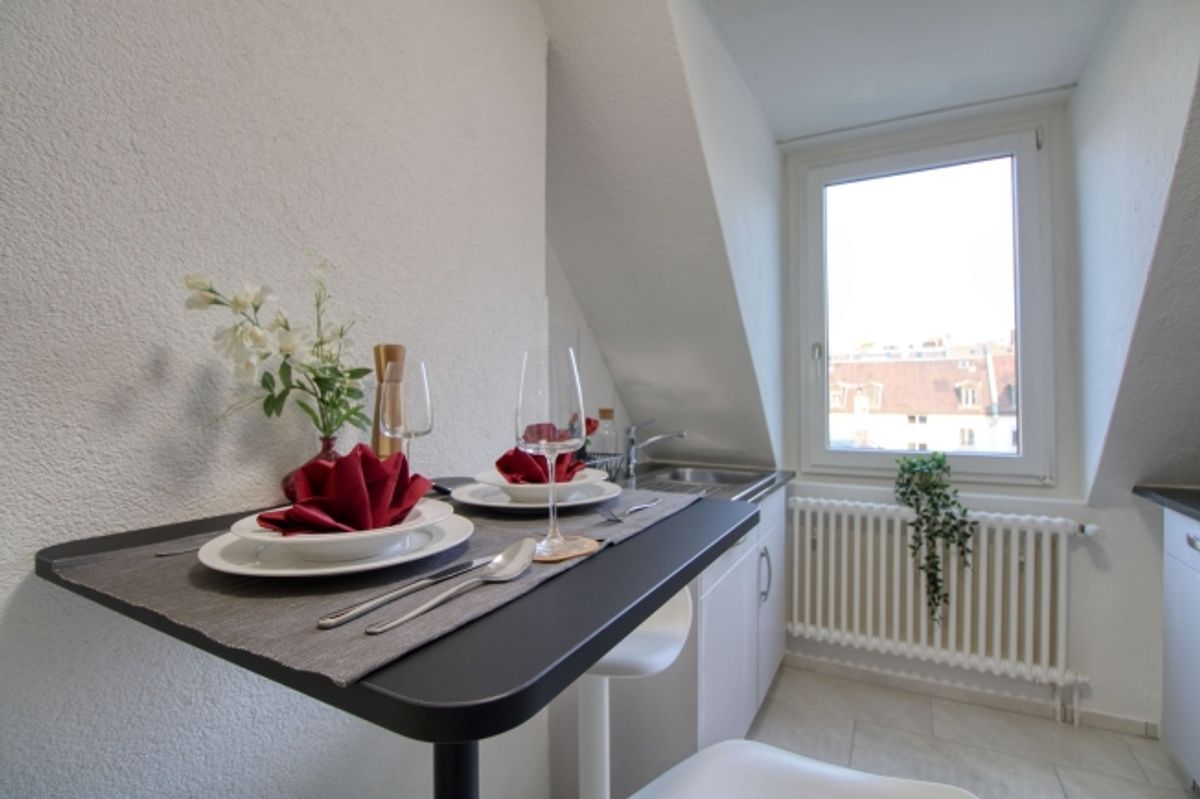 Furnished room in modernised apartment in a top location - 2