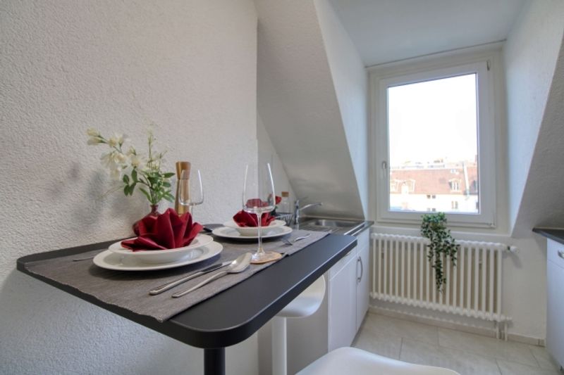 Furnished room in modernised apartment in a top location - 3