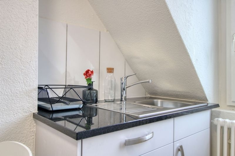 Furnished room in modernised apartment in a top location - 8
