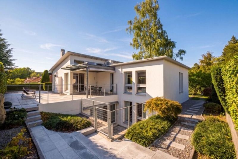 ERHOBEN MIT BLICK INS GRÜNE - GEDIEGENES 6.5 ZIMMER EINFAMILIENHAUS - 1