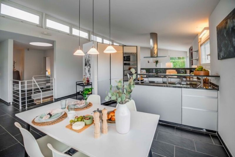 ERHOBEN MIT BLICK INS GRÜNE - GEDIEGENES 6.5 ZIMMER EINFAMILIENHAUS - 3