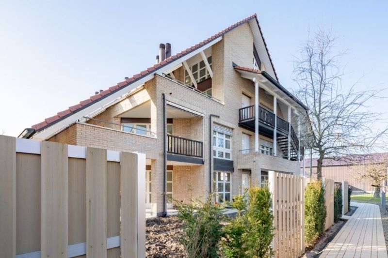 GROSSZÜGIGE HELLE WOHNUNG- FRISCH SANIERT - 3