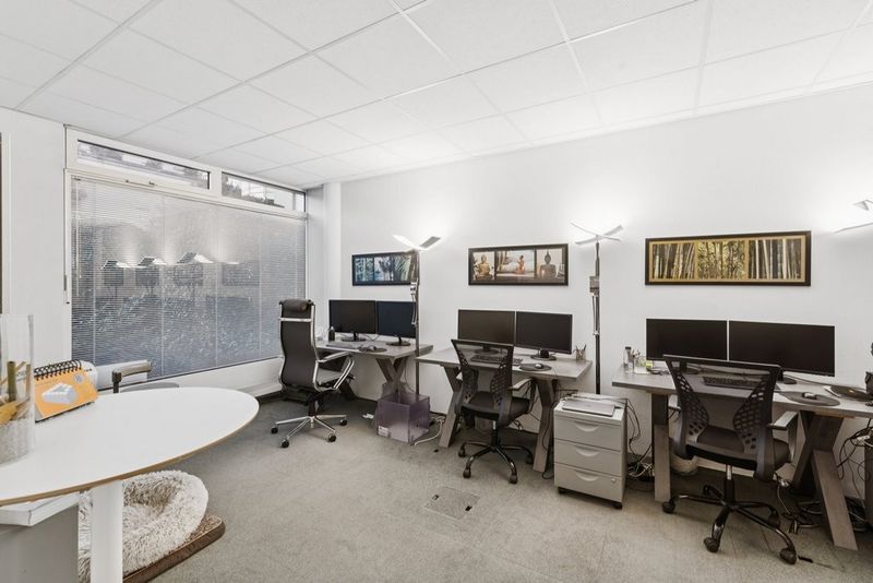 A saisir ! Superbe surface de bureau lumineuse dans bâtiment mixte - 2