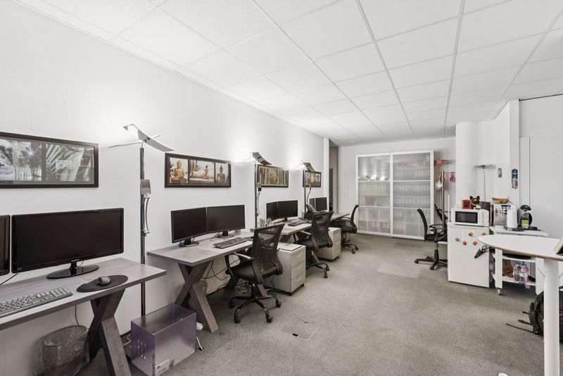 A saisir ! Superbe surface de bureau lumineuse dans bâtiment mixte - 3