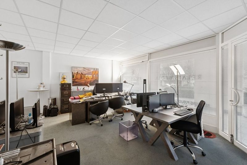 A saisir ! Superbe surface de bureau lumineuse dans bâtiment mixte - 9