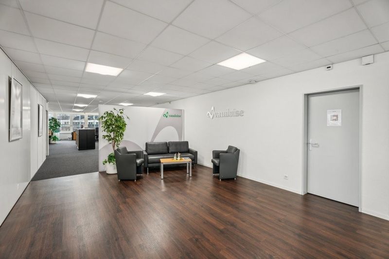 Magnifique bureaux à proximité des axes autoroutiers ! - 2