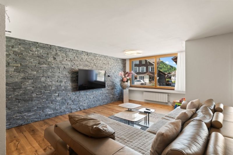 Modern umgebaute 4.5-Zimmer-Wohnung mit 135 m² Wohnfläche - 1