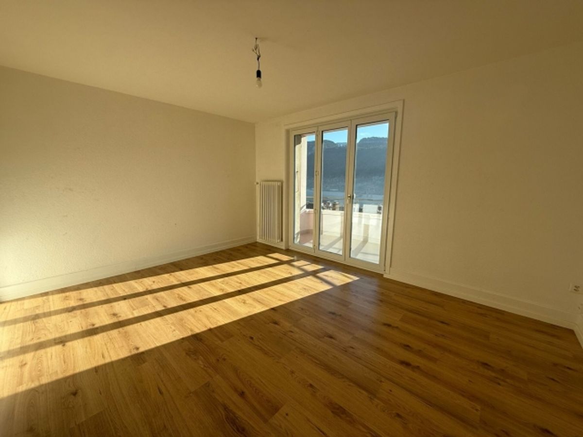 St-Imier, schöne 2,5-Zimmer-Wohnung mit Balkon - 0
