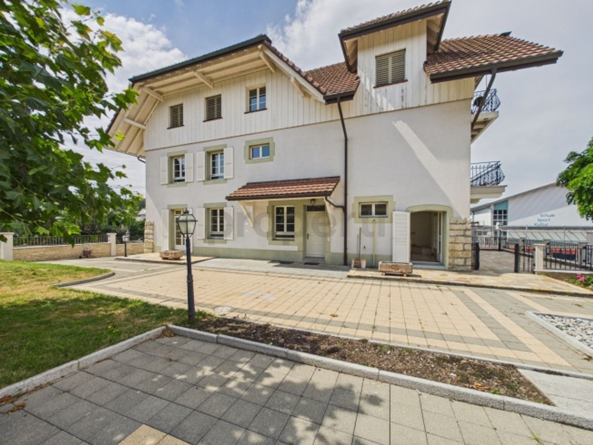 Appartement de 4,5 pièces, chauffage au sol, garage et place extérieure inclus - 0