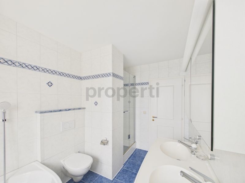 Appartement de 4,5 pièces, chauffage au sol, garage et place extérieure inclus - 10