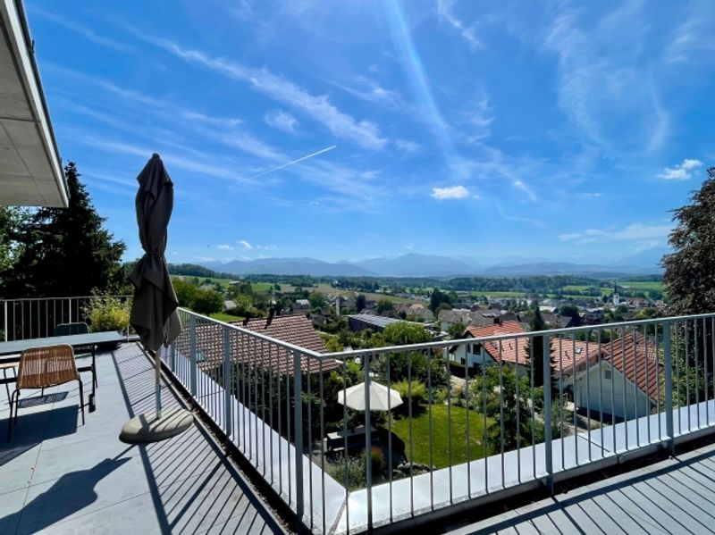 Riesige 90 m² Panorama-Terrasse, voll möbliert und Blick auf den Zugersee - 1