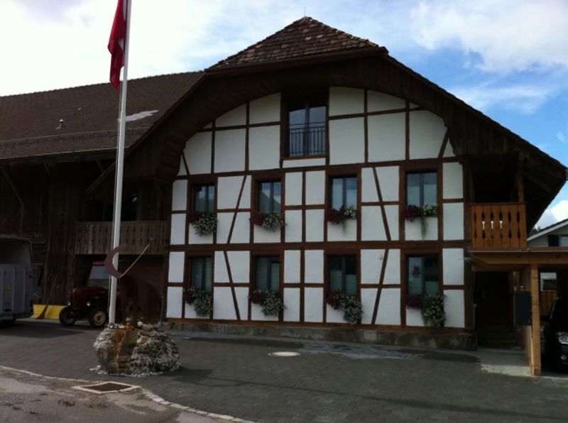 Frisch renovierte Parterrewohnung, zwei Badezimmer und charmantes, rustikales Haus - 1