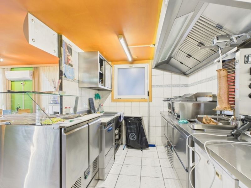 Zweifamilienhaus mit 3.5-Zimmer-Wohnung und Gewerbefläche (Kebab-Laden) im Erdgeschoss - 9