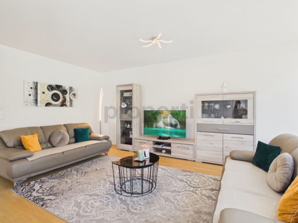 Eigentumsstandard mit Panoramafenstern Grosszügige 74 m², Tiefgaragenplatz inklusive und sonniger Balkon - 0