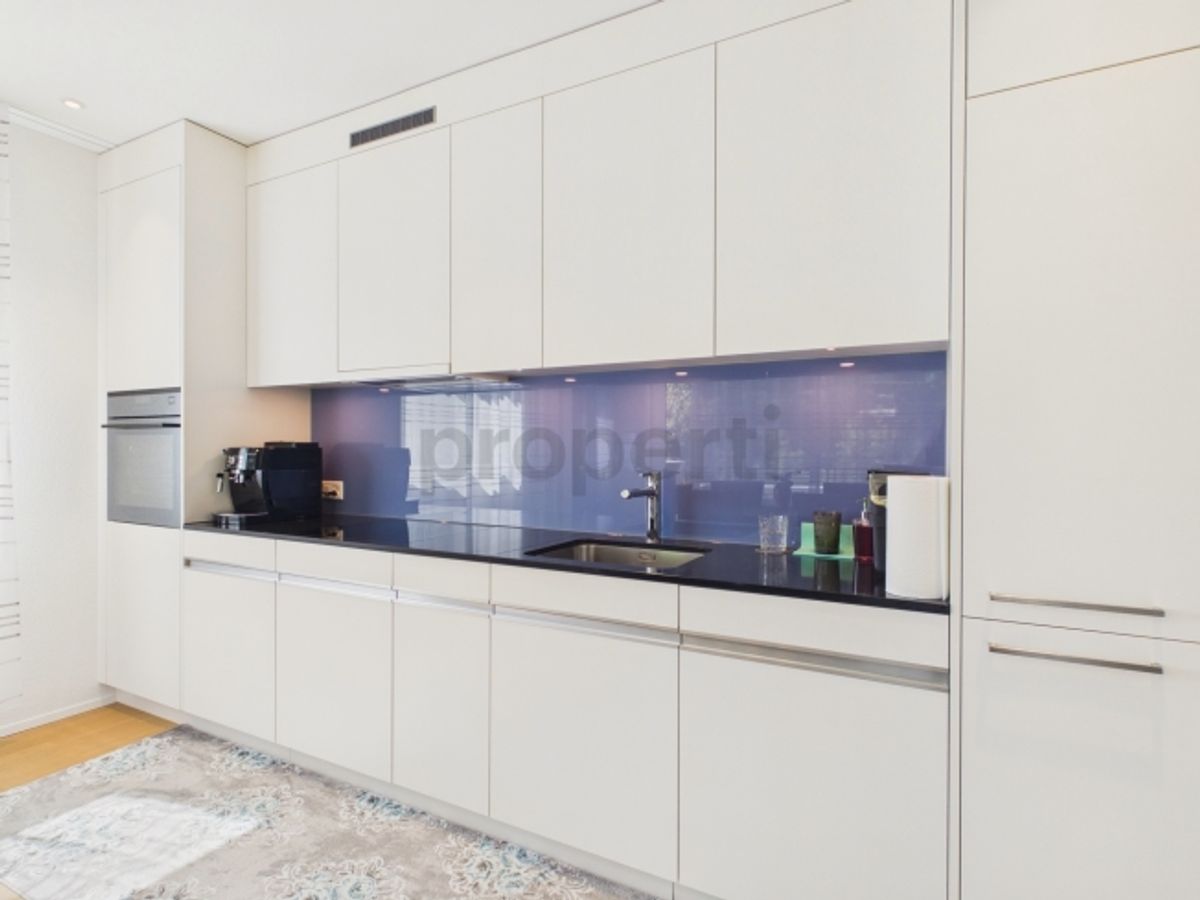 Eigentumsstandard mit Panoramafenstern Grosszügige 74 m², Tiefgaragenplatz inklusive und sonniger Balkon - 1