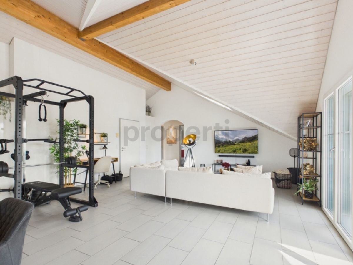 Helle 4.5-Zimmer-Dachwohnung mit 2 Bädern & Parkplätzen inklusive - 1