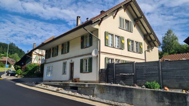 Grosszügiges Mehrfamilienhaus mit top Rendite und Parkmöglichkeit, Leimiswil - 1