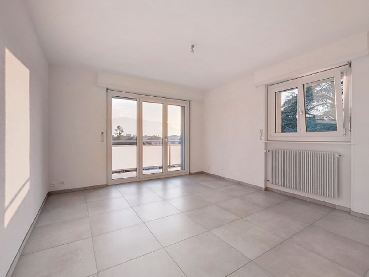 Schöne komplett renovierte 4.5 Zimmerwohnung im 2. OG - 2