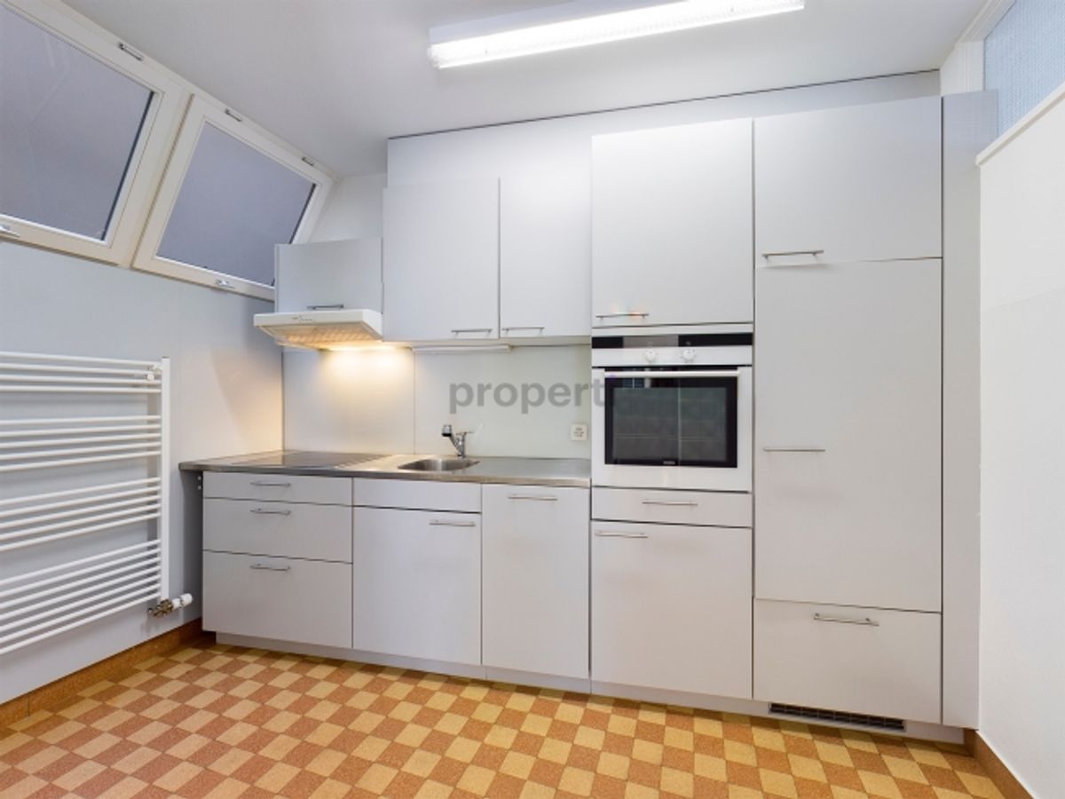 Moderne Küche, Balkon und gemeinsame Dachterrasse - 1