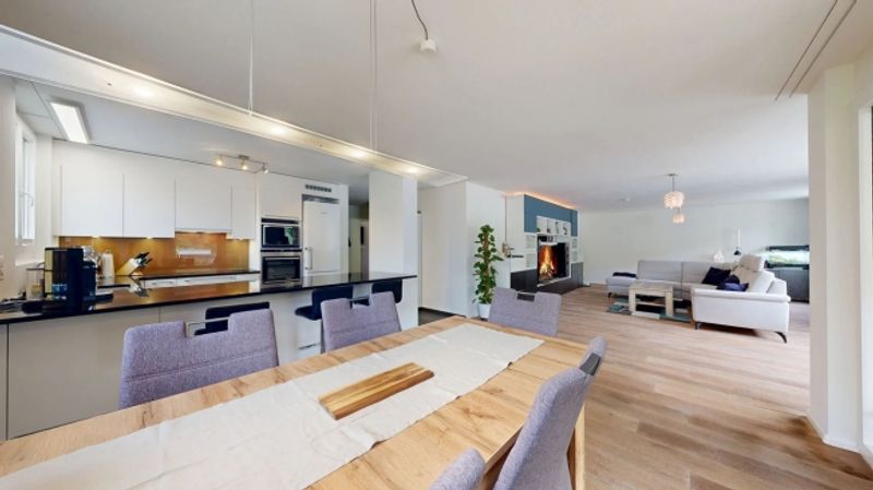 Moderne 4.5-Zimmer-Wohnung mit Balkon und zwei Einstellhallenplätzen - 1