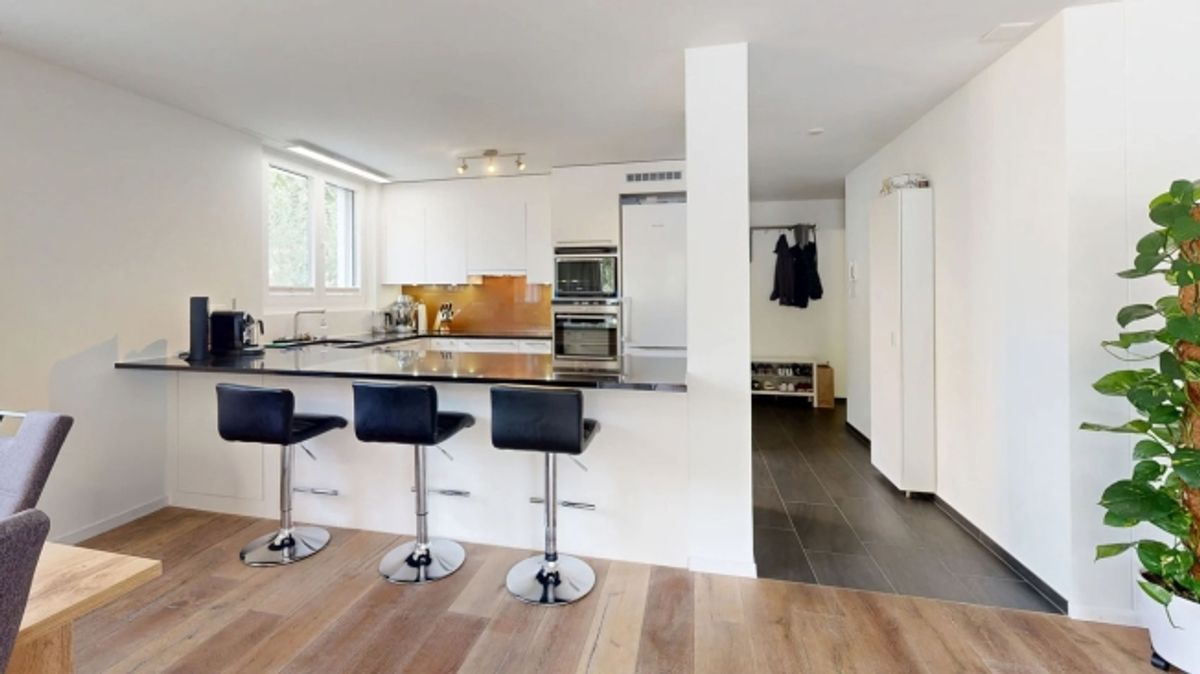 Moderne 4.5-Zimmer-Wohnung mit Balkon und zwei Einstellhallenplätzen - 1