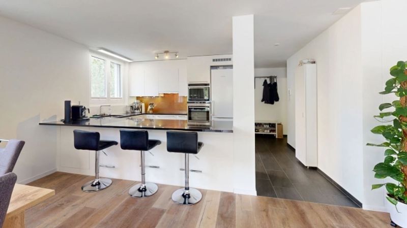 Moderne 4.5-Zimmer-Wohnung mit Balkon und zwei Einstellhallenplätzen - 2