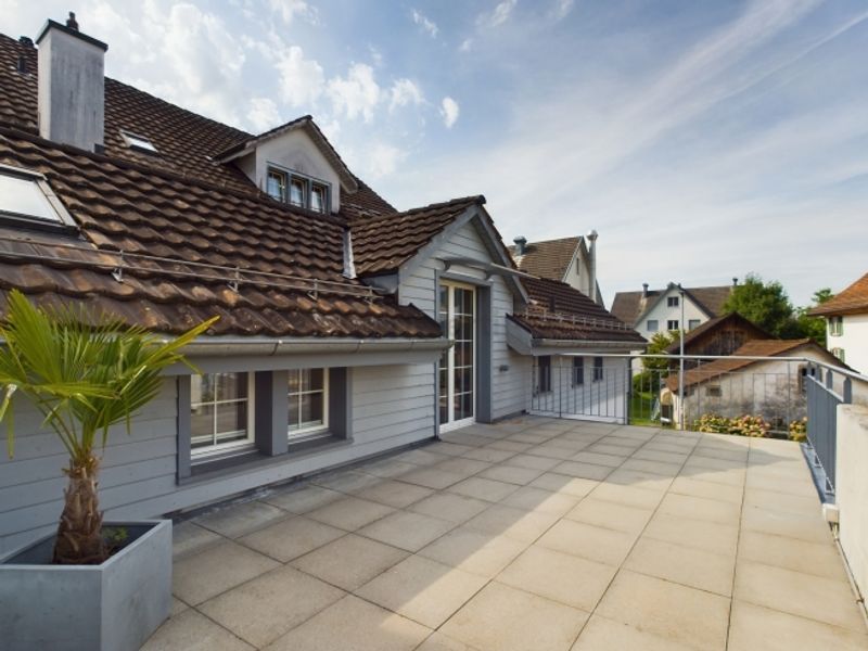 Hohe Decken, 28 m² Terrasse mit Blick auf den historischen Dorfkern und separates Büro im EG - 9