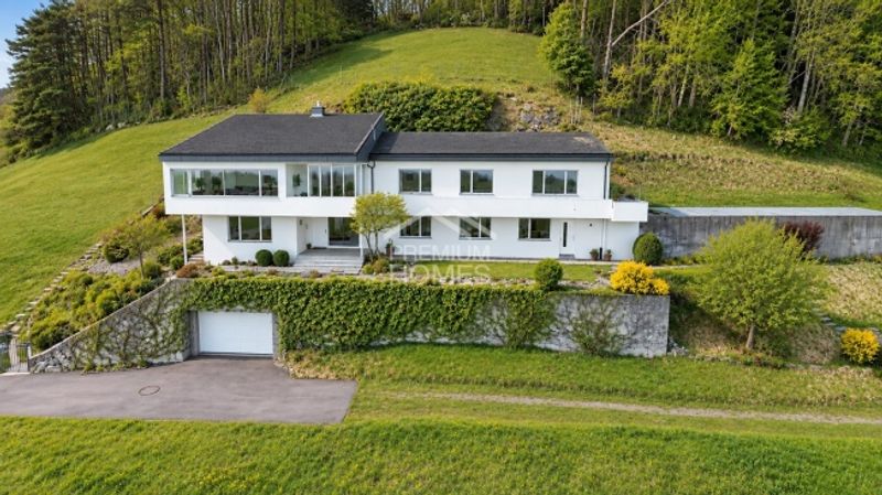Einmalige Lage trifft auf grosszügiges Wohnhaus - 1