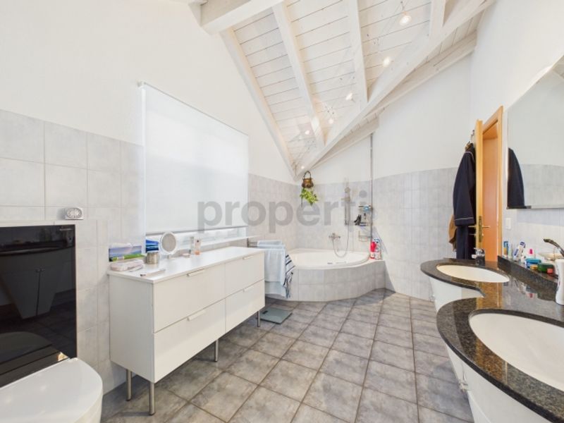 Grosser Garten zur Alleinnutzung, 250 m² Terrasse und flexible Raumaufteilung (4.5 / 5.5 Zimmer) - 9