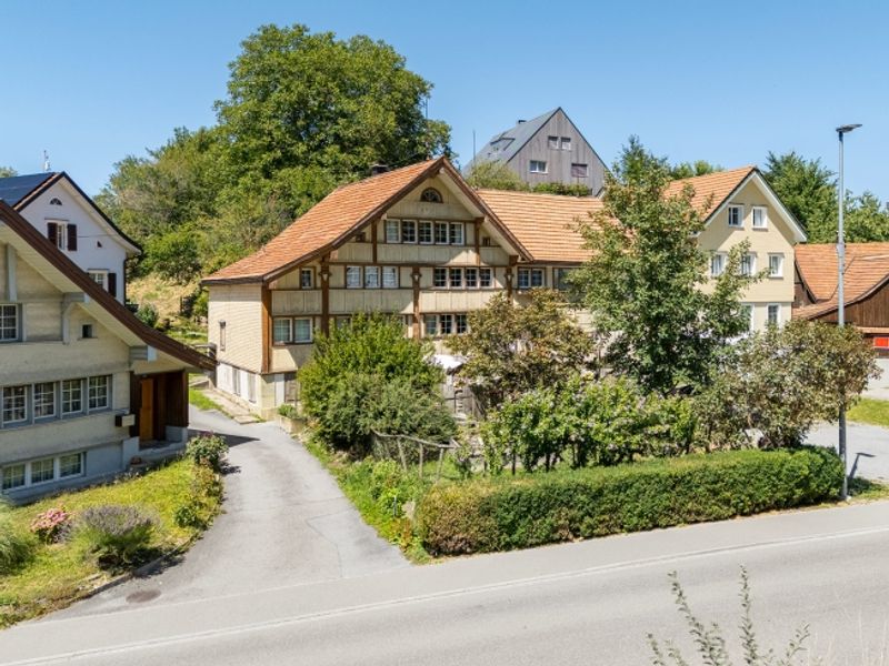 Charaktervolle Liegenschaft mit vielseitigem Potenzial - 1