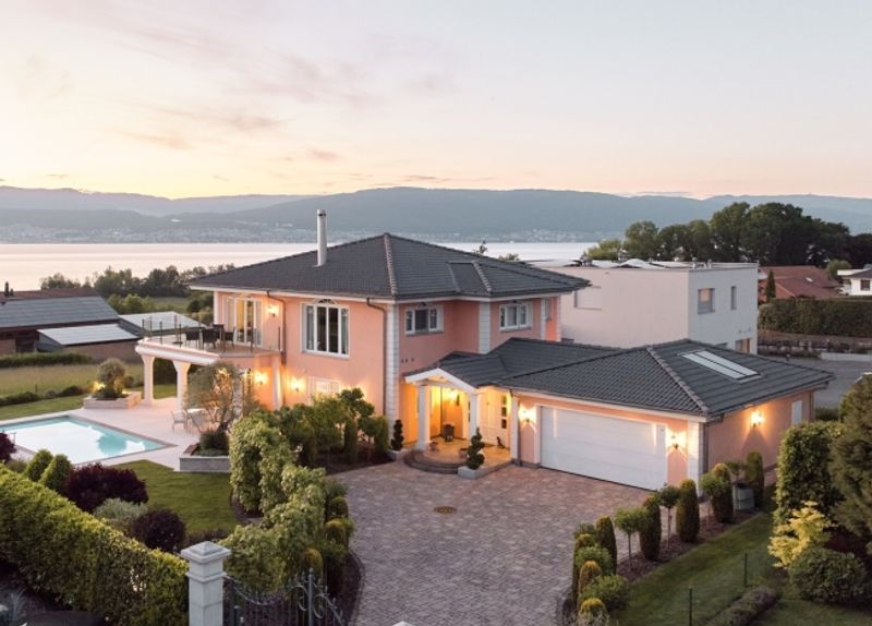 FERIENGEFÜHLE VILLA MIT SICHT AUF DEN NEUENBURGERSEE - 1