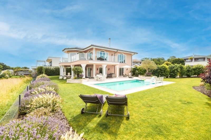 FERIENGEFÜHLE VILLA MIT SICHT AUF DEN NEUENBURGERSEE - 8