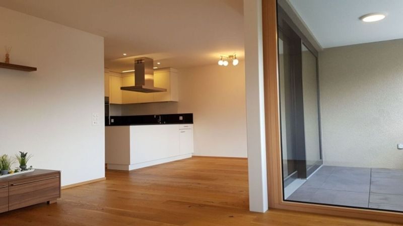 Traumhafte, neuwertige 4.5-Zimmerwohnung mit hohem Ausbaustandard und Balkon - 1