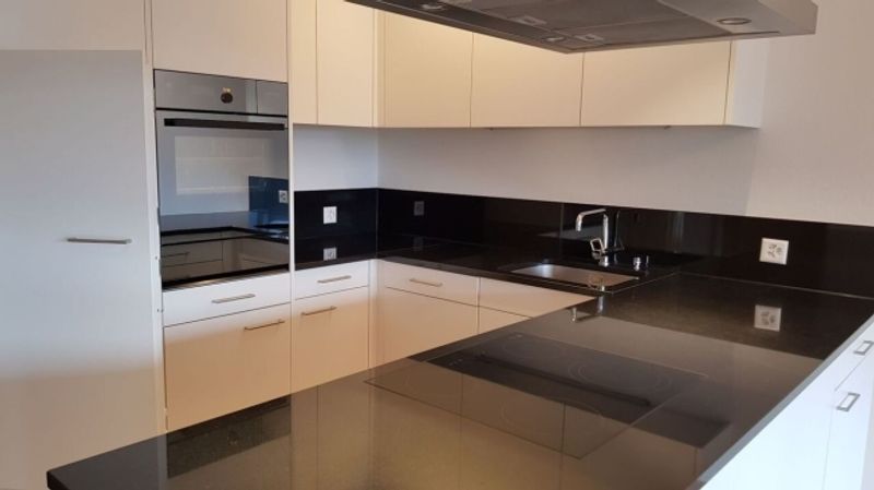 Traumhafte, neuwertige 4.5-Zimmerwohnung mit hohem Ausbaustandard und Balkon - 3