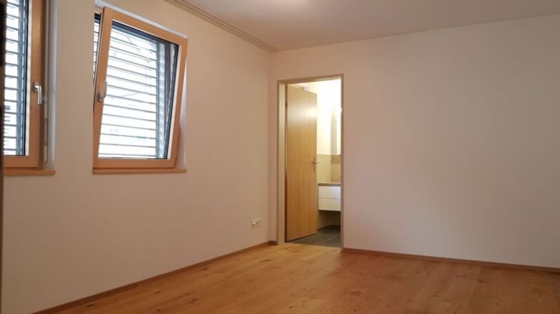 Traumhafte, neuwertige 4.5-Zimmerwohnung mit hohem Ausbaustandard und Balkon - 4