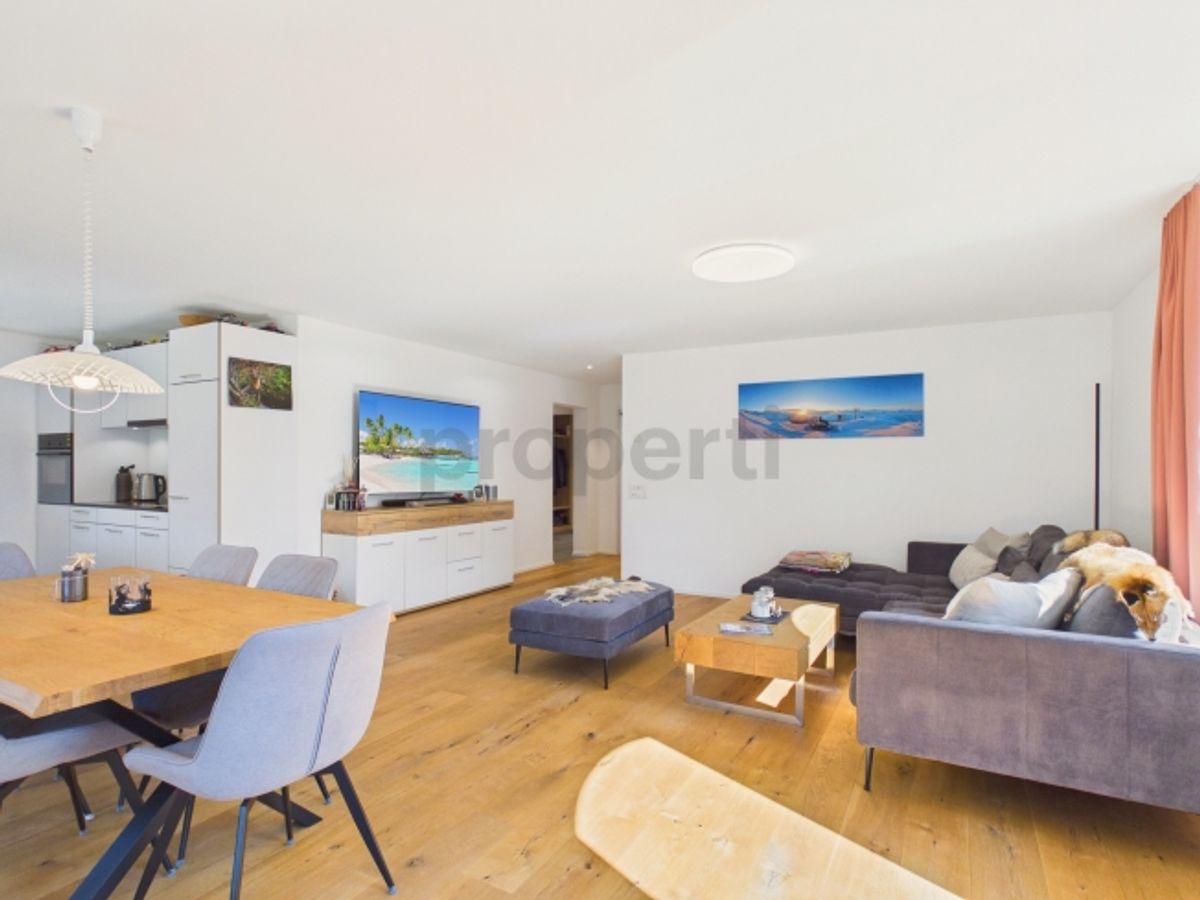 Moderne 2.5-Zimmer-Wohnung mit grossem Balkon in Rabius - 1