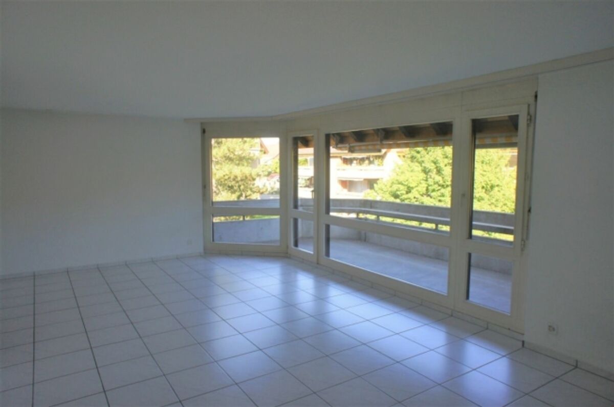 Modern, zentral gelegen, mit grossem Balkon im Grünen! - 1