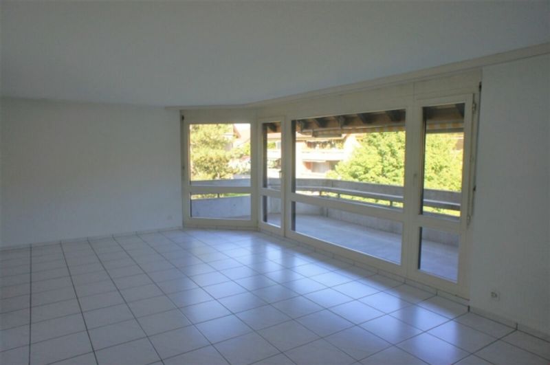 Modern, zentral gelegen, mit grossem Balkon im Grünen! - 2