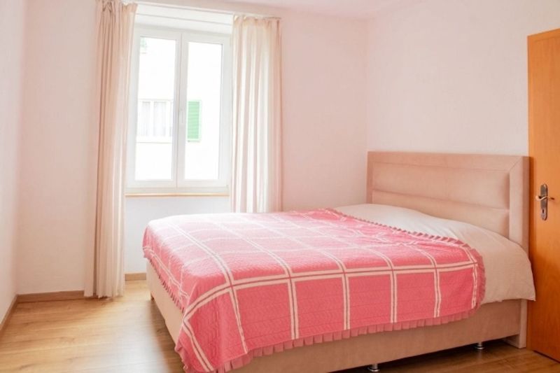 Gepflegtes Mehrfamilienhaus mit 4 Einheiten - 4