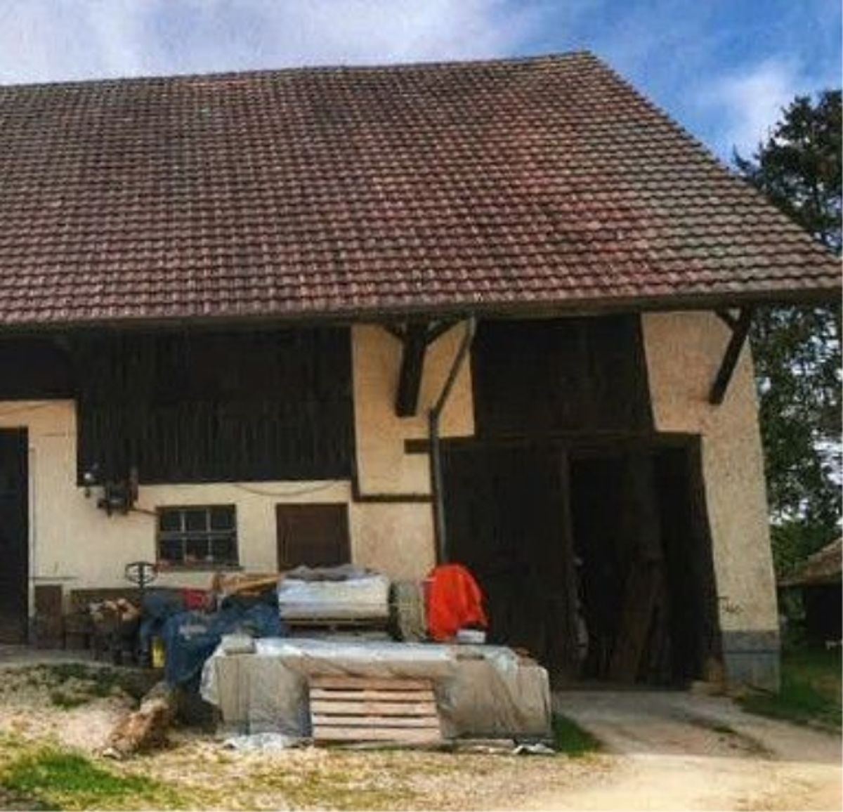 *Wohn- und Landwirtschaftsgebäude mit Bienenhaus* - 0