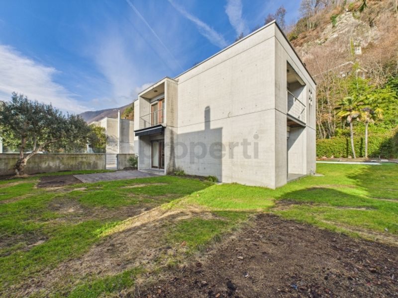 Vendiamo bellissima, generosa casa a Brione sopra Minusio con piscina e giardino. ( No vista Lago) - 1